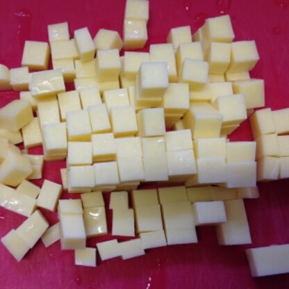 チーズが包丁にくっついて来ないから、楽しくなってたくさんコロコロのチーズを作っちゃいました。有難うございました！